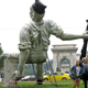 Ilustración para el artículo titulado Hungría homenajea la foto más icónica de la Guerra Civil Española con esta escultura horrorosa